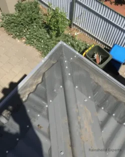 Here’s a spotless, well-maintained gutter along the edge of a metal shed in Austin, TX—completely free from debris and blockages!